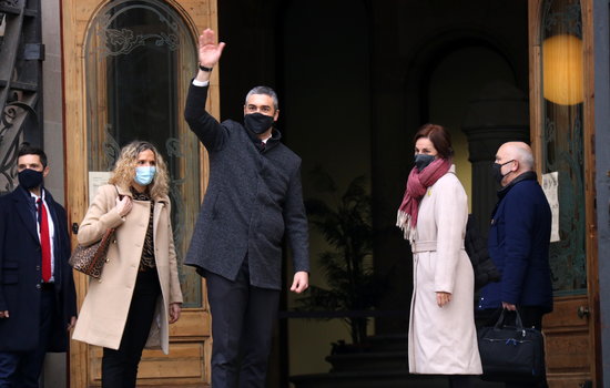 The Catalan foreign minister, Bernat Solé, waving at his supporters outside the Catalan high court on December 14, 2020 (by Marta Sierra)